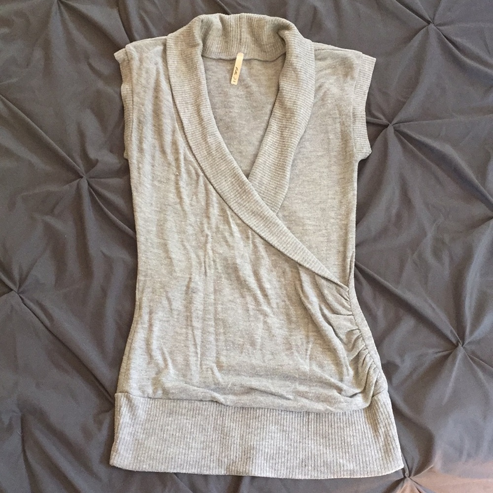 Bella D Gray Top